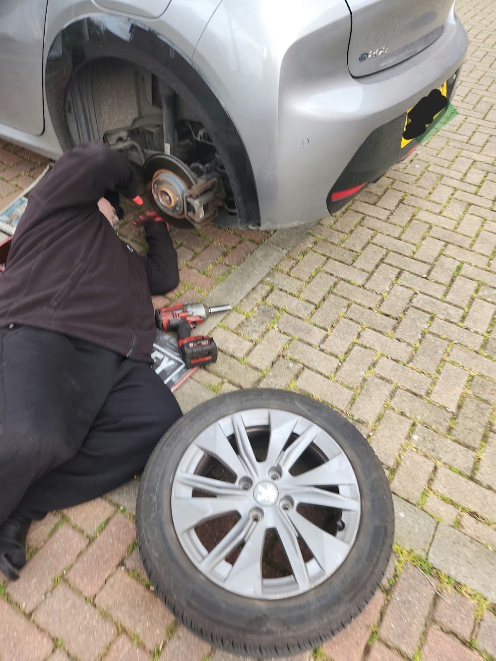 Eddie Mobile Mechanic working beside a customer vehicle